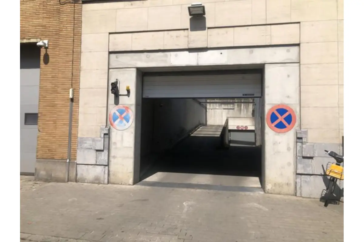 Parking te  koop in Sint-Jans-Molenbeek 1080 18000.00€  slaapkamers m² - Zoekertje 3393