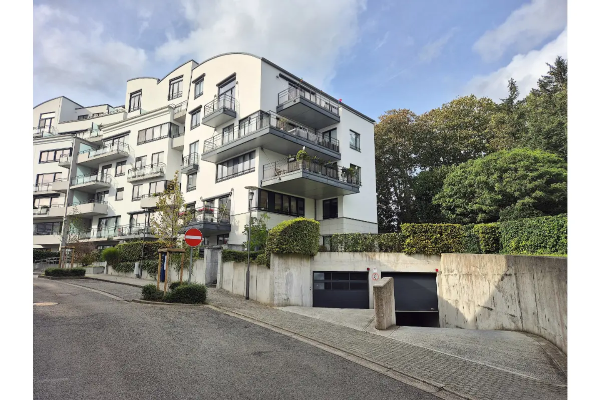 Parking te  huur in Sint-Lambrechts-Woluwe 1200 100.00€  slaapkamers m² - Zoekertje 297039