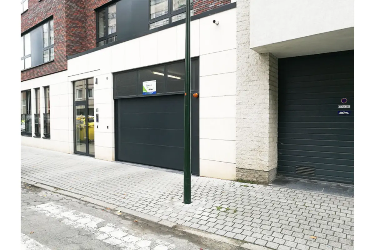 Parking & garage te  huur in Sint-Jans-Molenbeek 1080 119.00€  slaapkamers m² - Zoekertje 341616