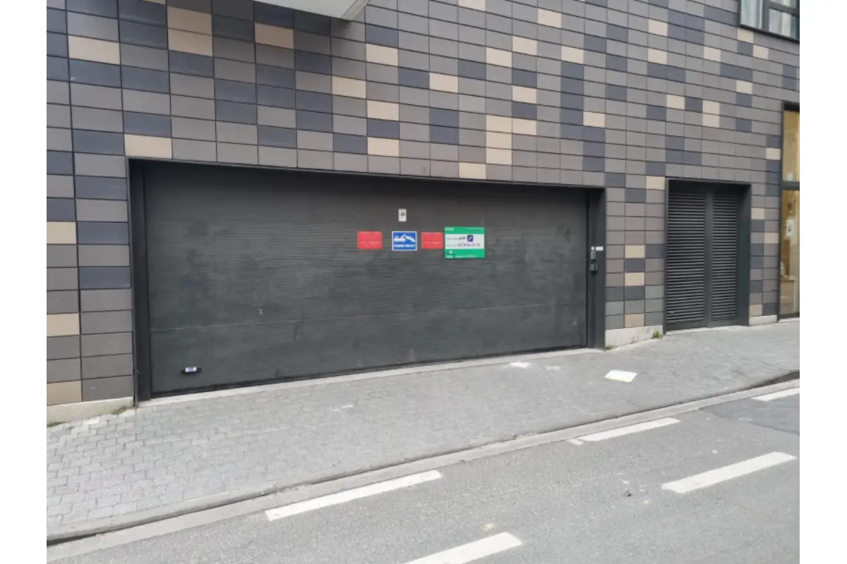 Parking & garage te  huur in Sint-Jans-Molenbeek 1080 109.00€  slaapkamers m² - Zoekertje 341916