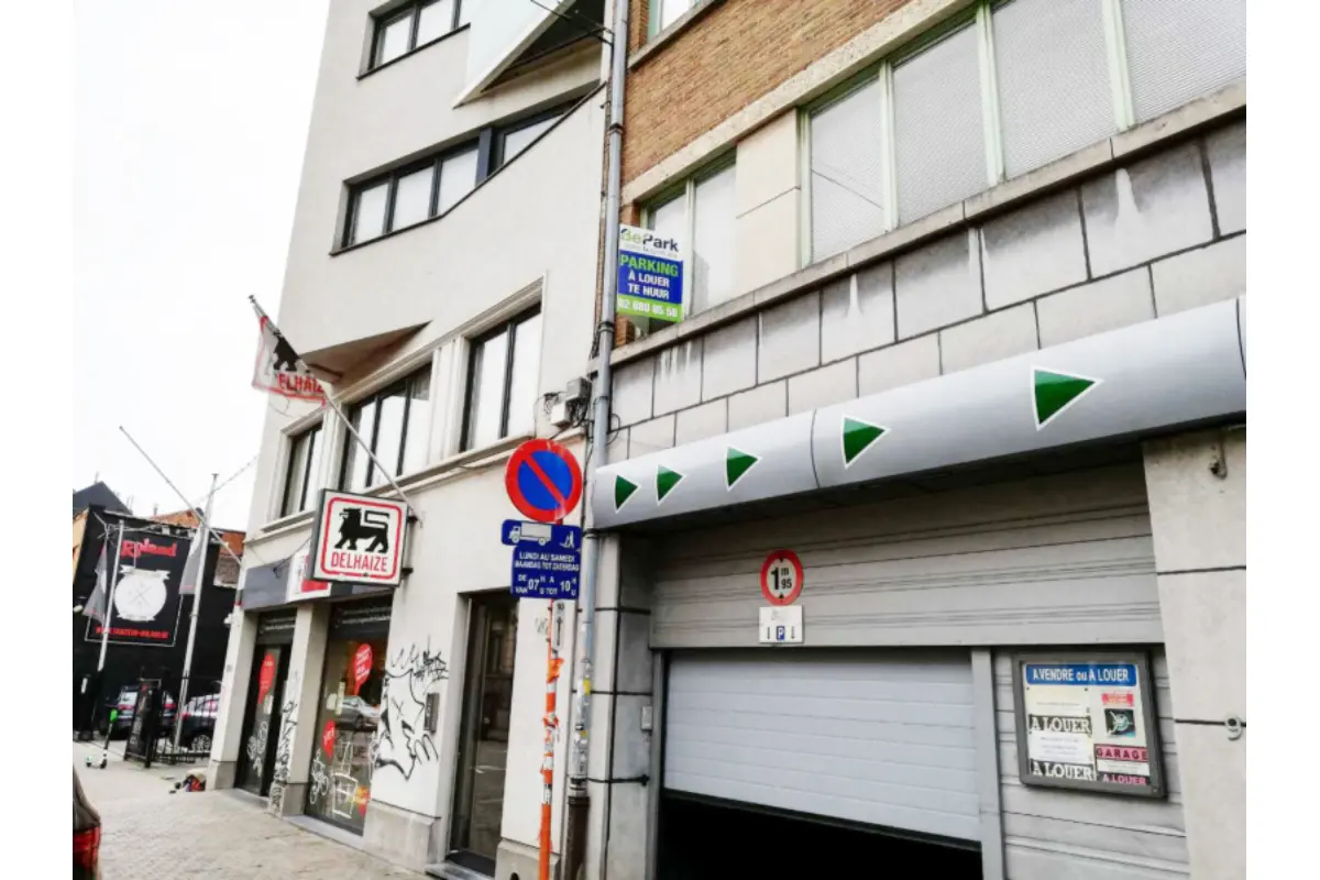 Parking te  huur in Elsene 1050 200.00€  slaapkamers m² - Zoekertje 341871
