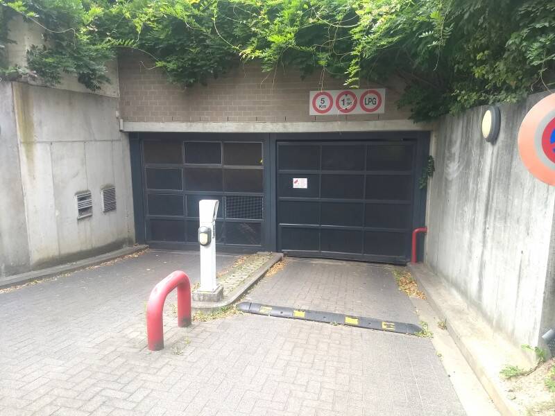 Parking / garage à louer à Berchem-Sainte-Agathe 1082 79.00€ chambres m² - annonce 341807