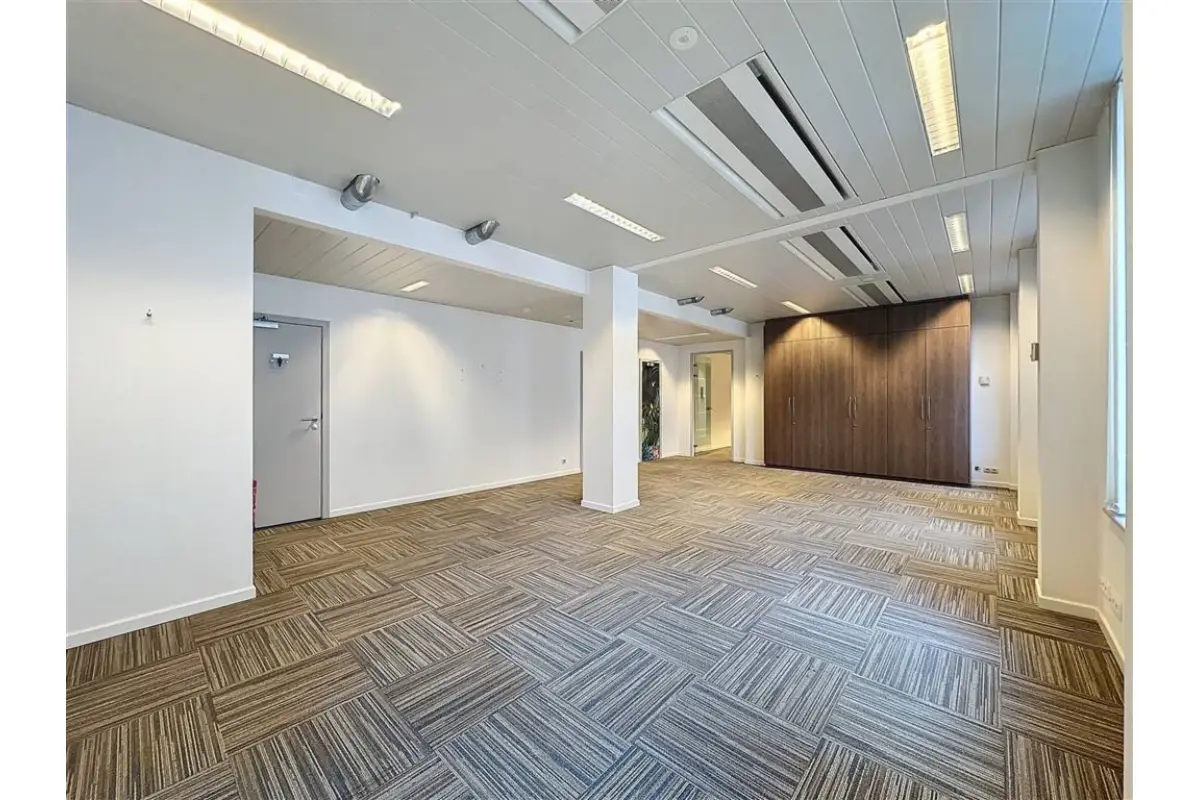 Handelszaak te  huur in Sint-Gillis 1060 6643.00€  slaapkamers 409.00m² - Zoekertje 407940