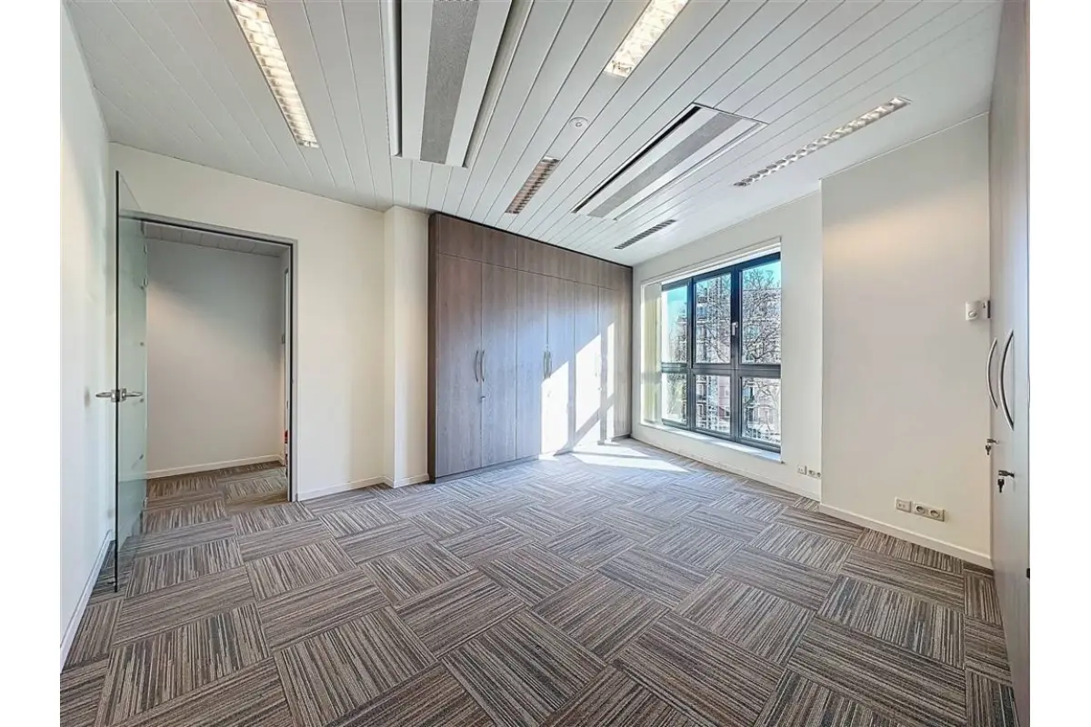 Handelszaak te  huur in Sint-Gillis 1060 6813.00€  slaapkamers 409.00m² - Zoekertje 407939