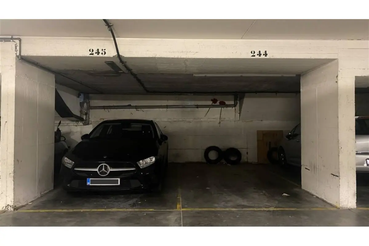 Parking te  huur in Brussel 1000 125.00€  slaapkamers m² - Zoekertje 414887