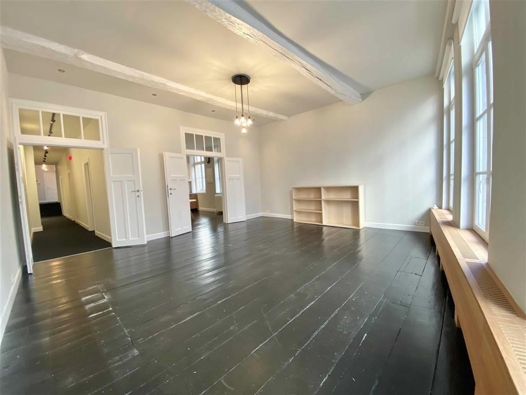 Appartement te  in Brussel 1000 2100.00€ 2 slaapkamers 140.00m² - Zoekertje 451897