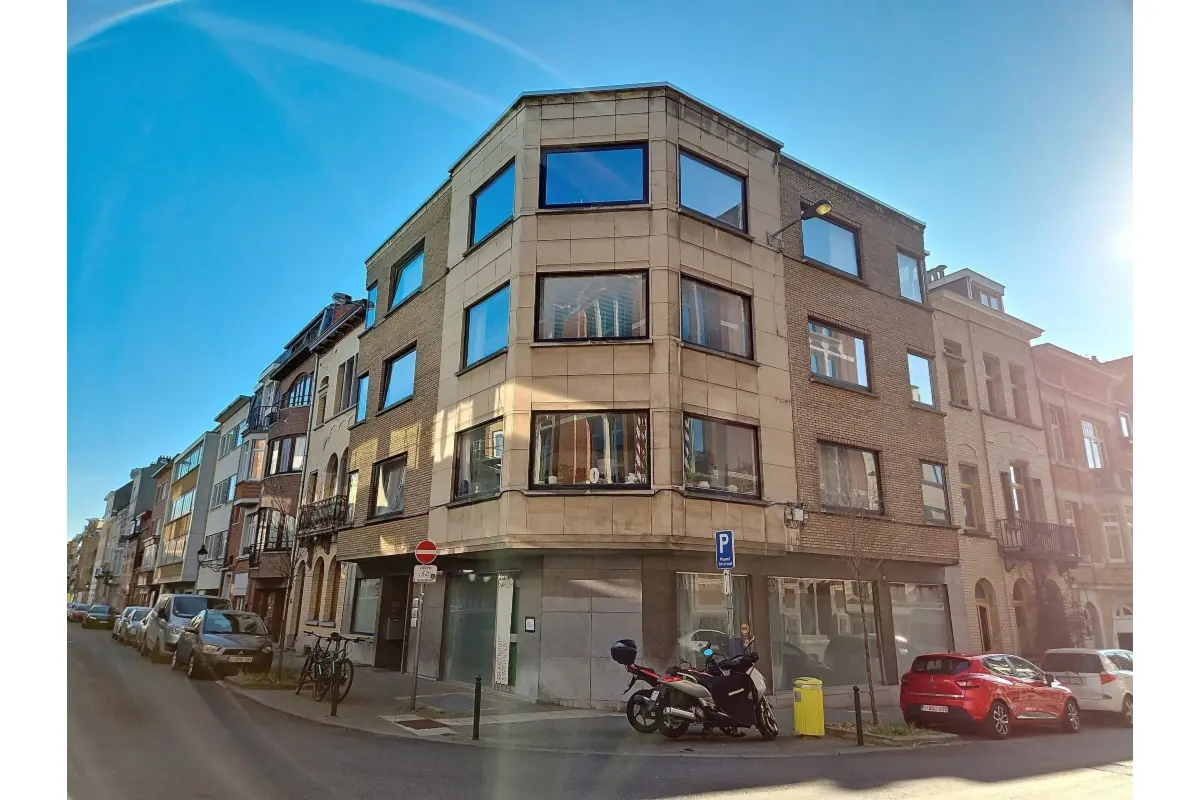 Handelszaak te  koop in Etterbeek 1040 420000.00€ 0 slaapkamers m² - Zoekertje 545303