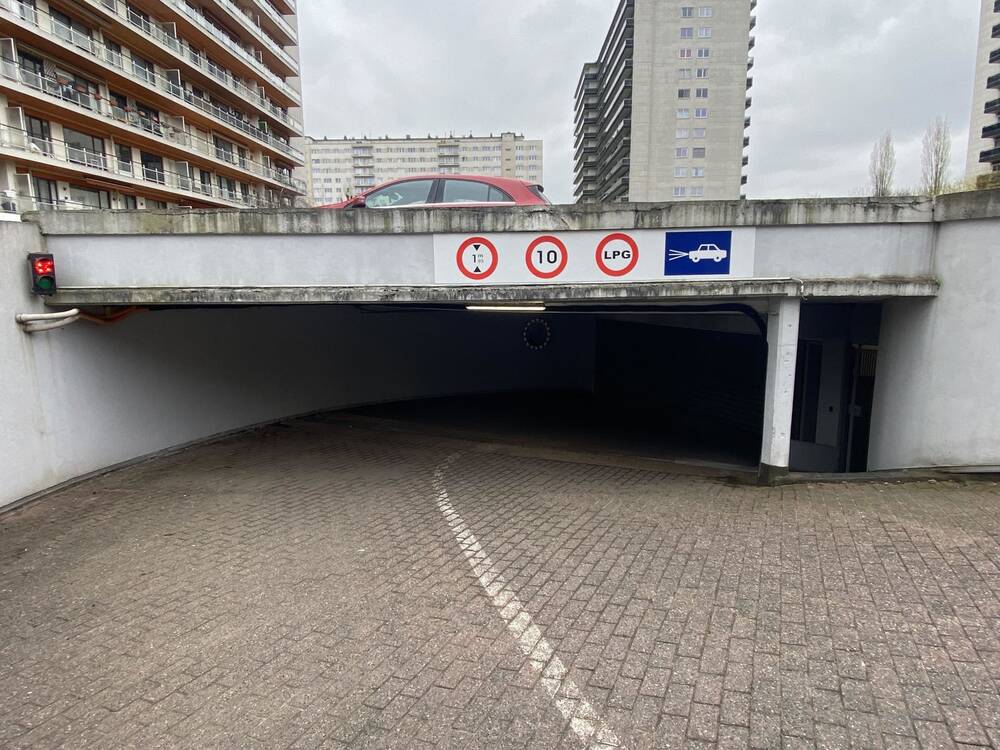 Parking & garage te  koop in Sint-Lambrechts-Woluwe 1200 35000.00€  slaapkamers m² - Zoekertje 497008