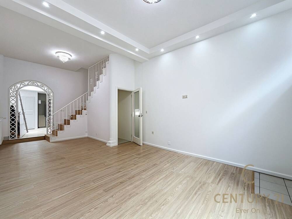 Huis te koop in Sint-Agatha-Berchem 1082 365000.00€ 3 slaapkamers m² - Zoekertje 537780