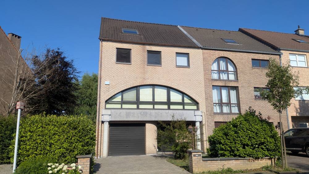 Huis te in Wezembeek-Oppem 1970 2850.00€ 4 slaapkamers 230.00m² - Zoekertje 530277