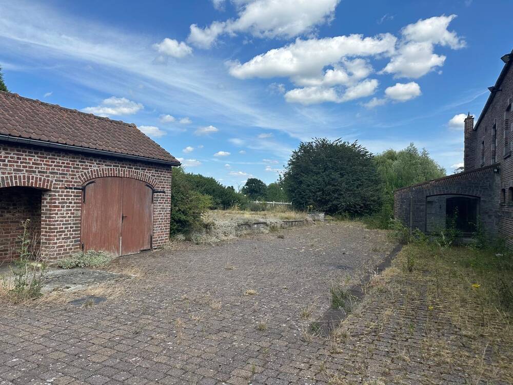 Handelszaak te  koop in Nalinnes 6120 310000.00€ 5 slaapkamers m² - Zoekertje 535143