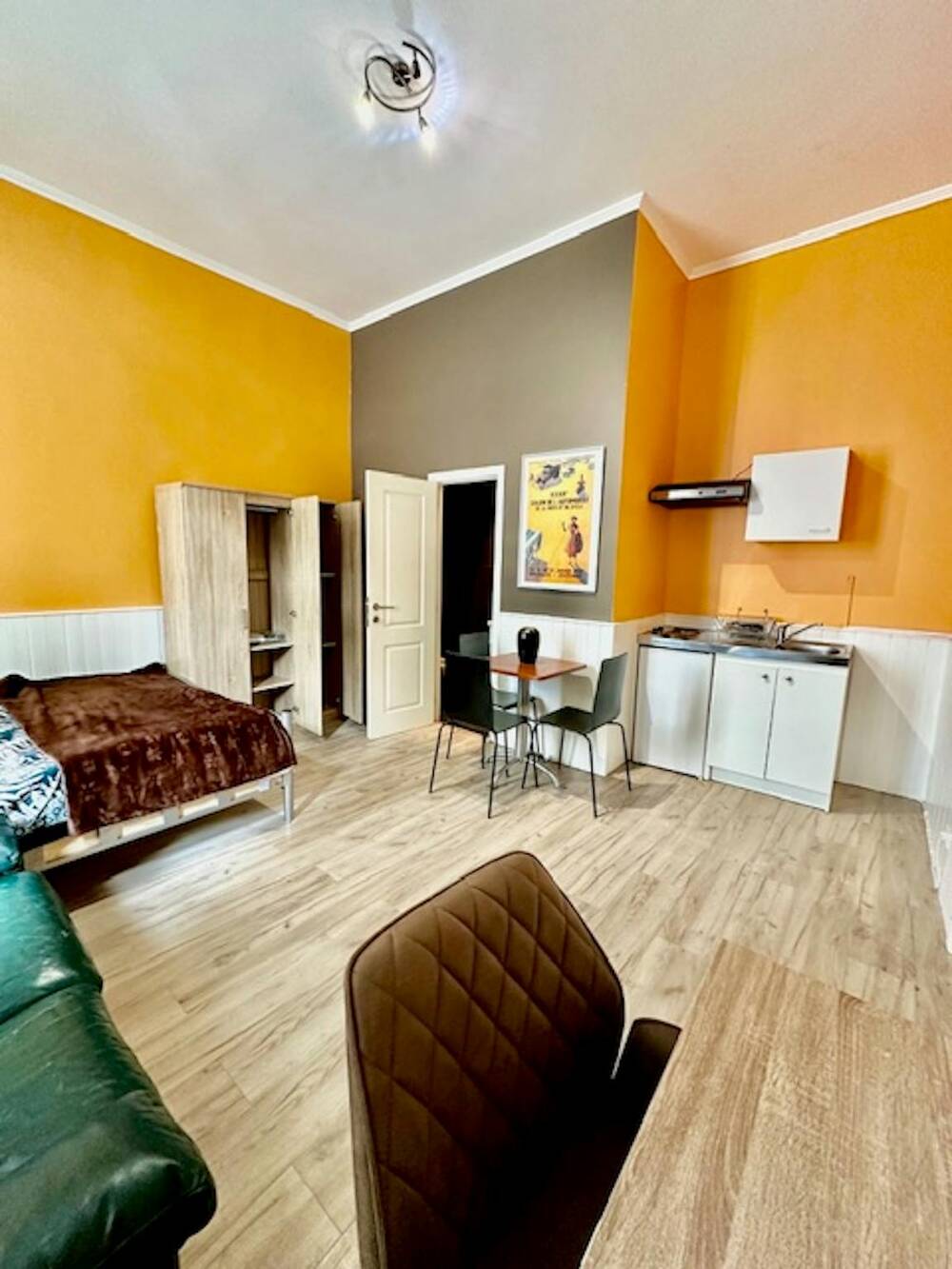 Huis te  huur in Sint-Jans-Molenbeek 1080 650.00€  slaapkamers m² - Zoekertje 558532