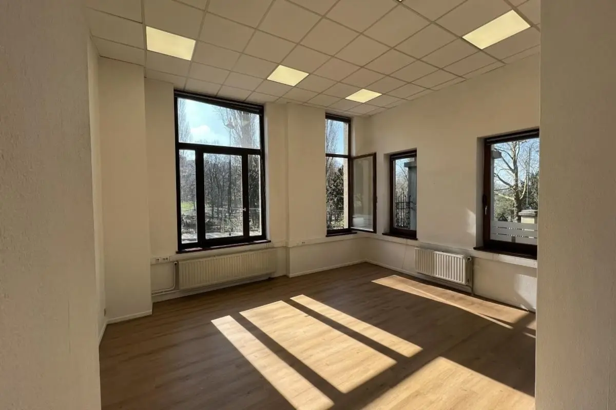 Handelszaak te  huur in Vorst 1190 2100.00€ 0 slaapkamers m² - Zoekertje 725886