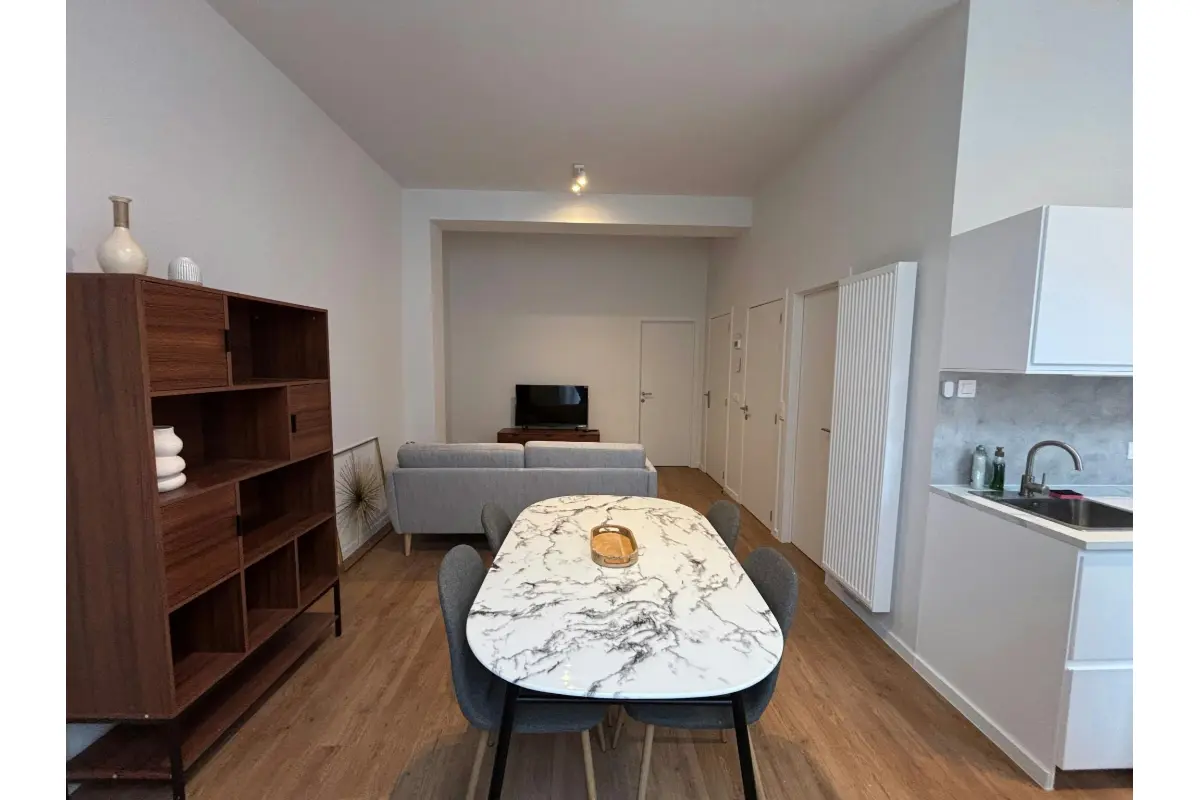 Mixgebouw te  huur in Etterbeek 1040 1450.00€  slaapkamers m² - Zoekertje 610048