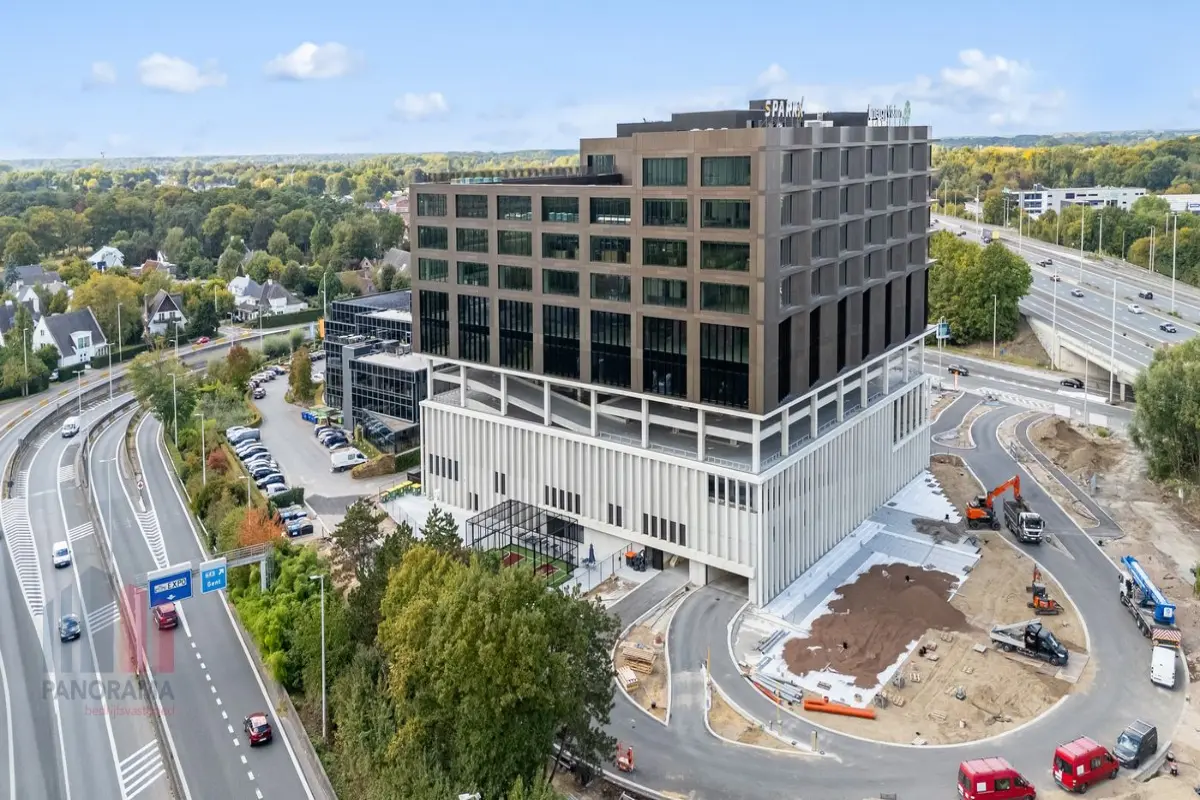 Commerce à louer à Sint-Denijs-Westrem 9051 19031.00€  chambres 1305.00m² - annonce 615169