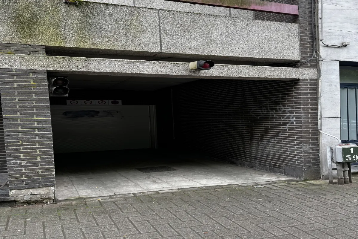 Parking & garage te  koop in Ukkel 1180 16000.00€  slaapkamers m² - Zoekertje 631095