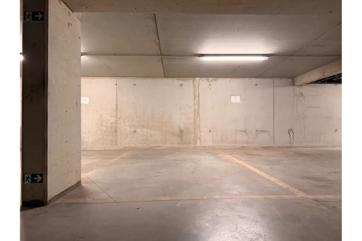 Parking & garage te  huur in Ukkel 1180 120.00€  slaapkamers m² - Zoekertje 632150