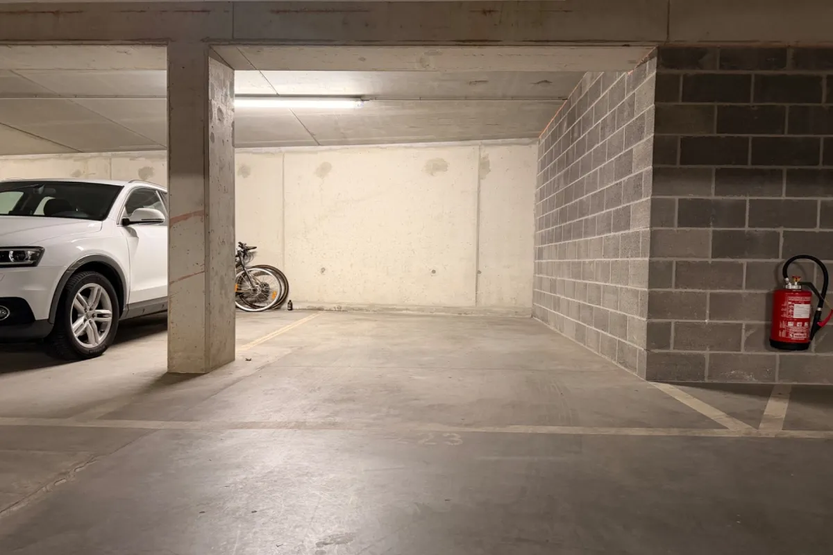 Parking & garage te  huur in Ukkel 1180 150.00€  slaapkamers m² - Zoekertje 632151