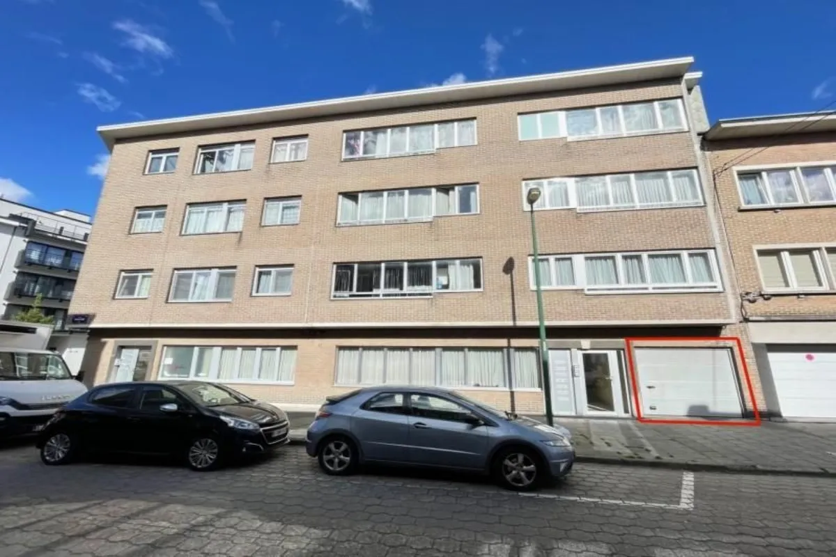 Parking & garage te  koop in Sint-Jans-Molenbeek 1080 10000.00€  slaapkamers m² - Zoekertje 637008