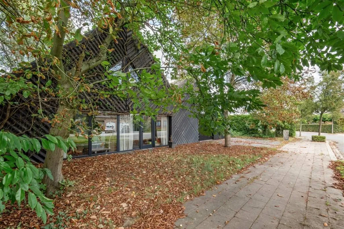 Villa à vendre à Hove 2540 725000.00€ 4 chambres 243.00m² - annonce 637447