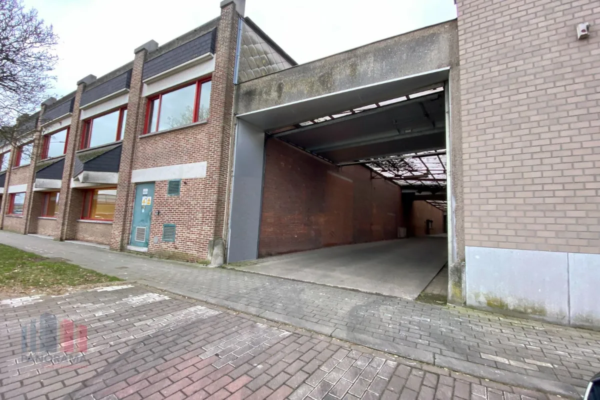 Handelszaak te  huur in Roeselare 8800 5573.00€  slaapkamers 1961.00m² - Zoekertje 637913