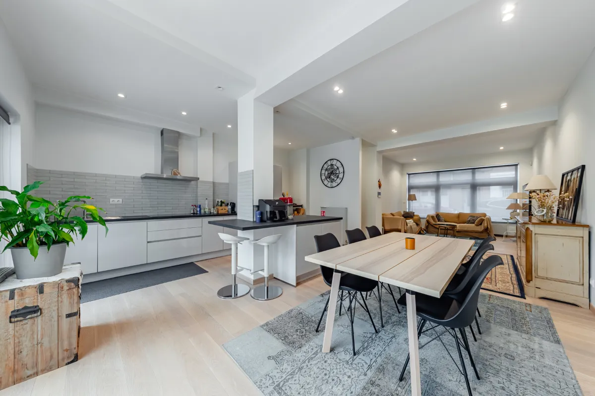 Huis te  koop in Sint-Lambrechts-Woluwe 1200 990000.00€ 4 slaapkamers 240.00m² - Zoekertje 640068