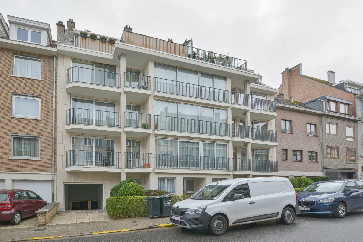 Parking te  in Sint-Lambrechts-Woluwe 1200 16000.00€  slaapkamers m² - Zoekertje 642043