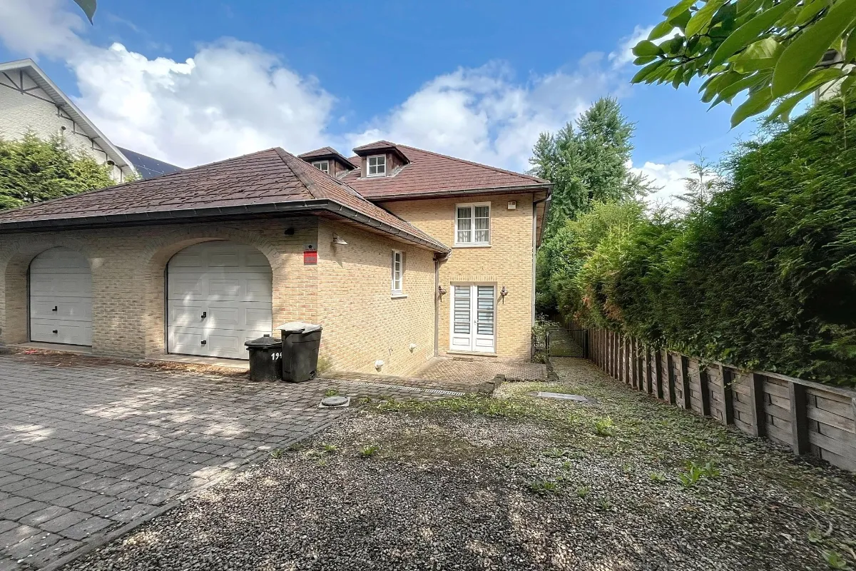 Huis te  huur in Ukkel 1180 3900.00€ 4 slaapkamers 261.00m² - Zoekertje 642339