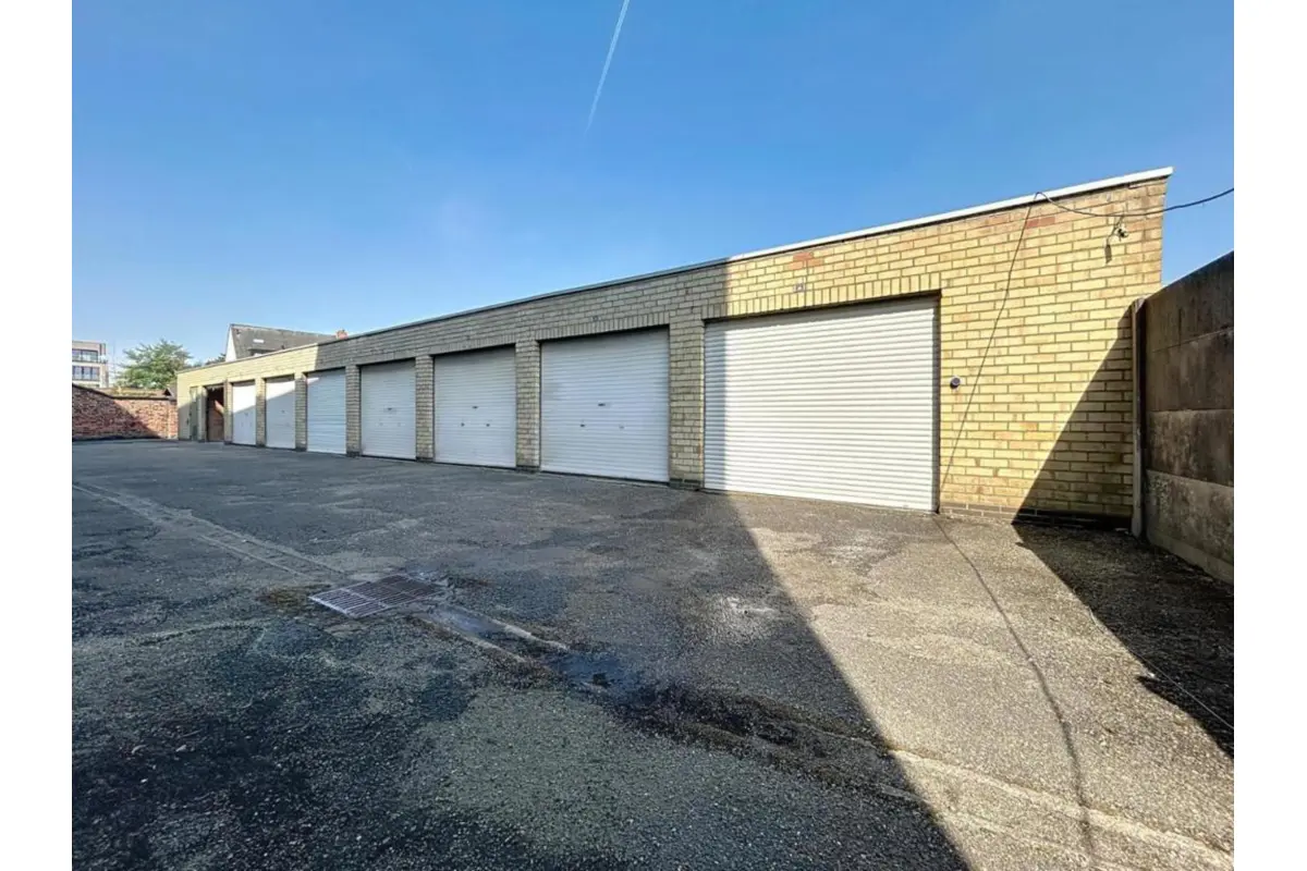 Parking & garage te  koop in Roeselare 8800 22500.00€  slaapkamers m² - Zoekertje 651554