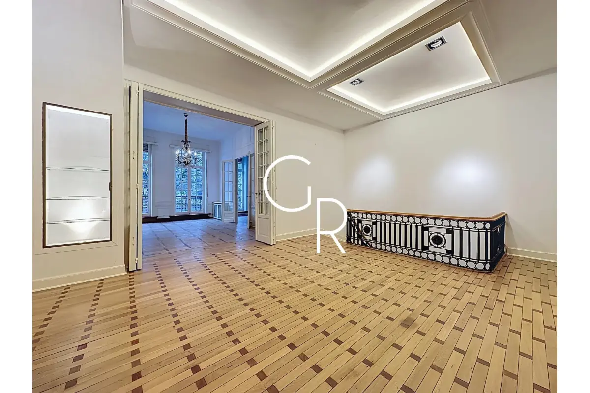 Appartement te  huur in Elsene 1050 0.00€ 3 slaapkamers 345.00m² - Zoekertje 651974