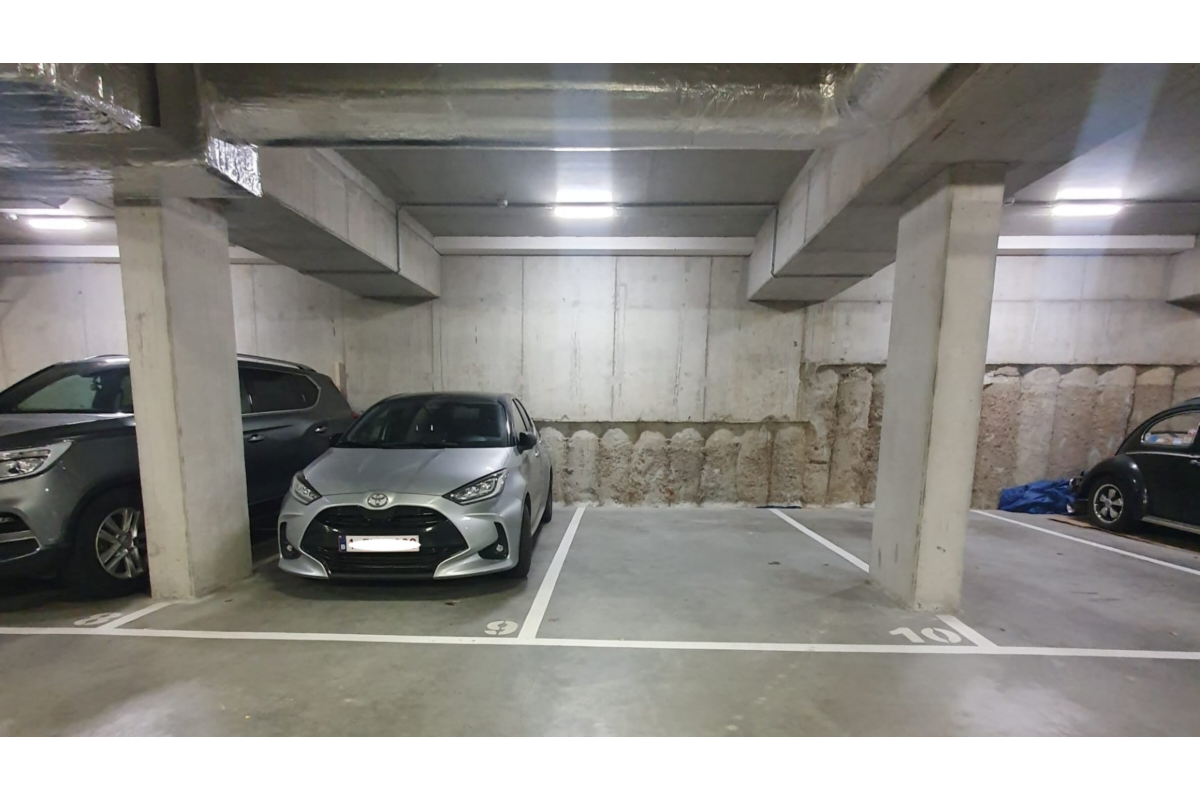 Parking & garage te  huur in Genval 1332 85.00€  slaapkamers m² - Zoekertje 651871