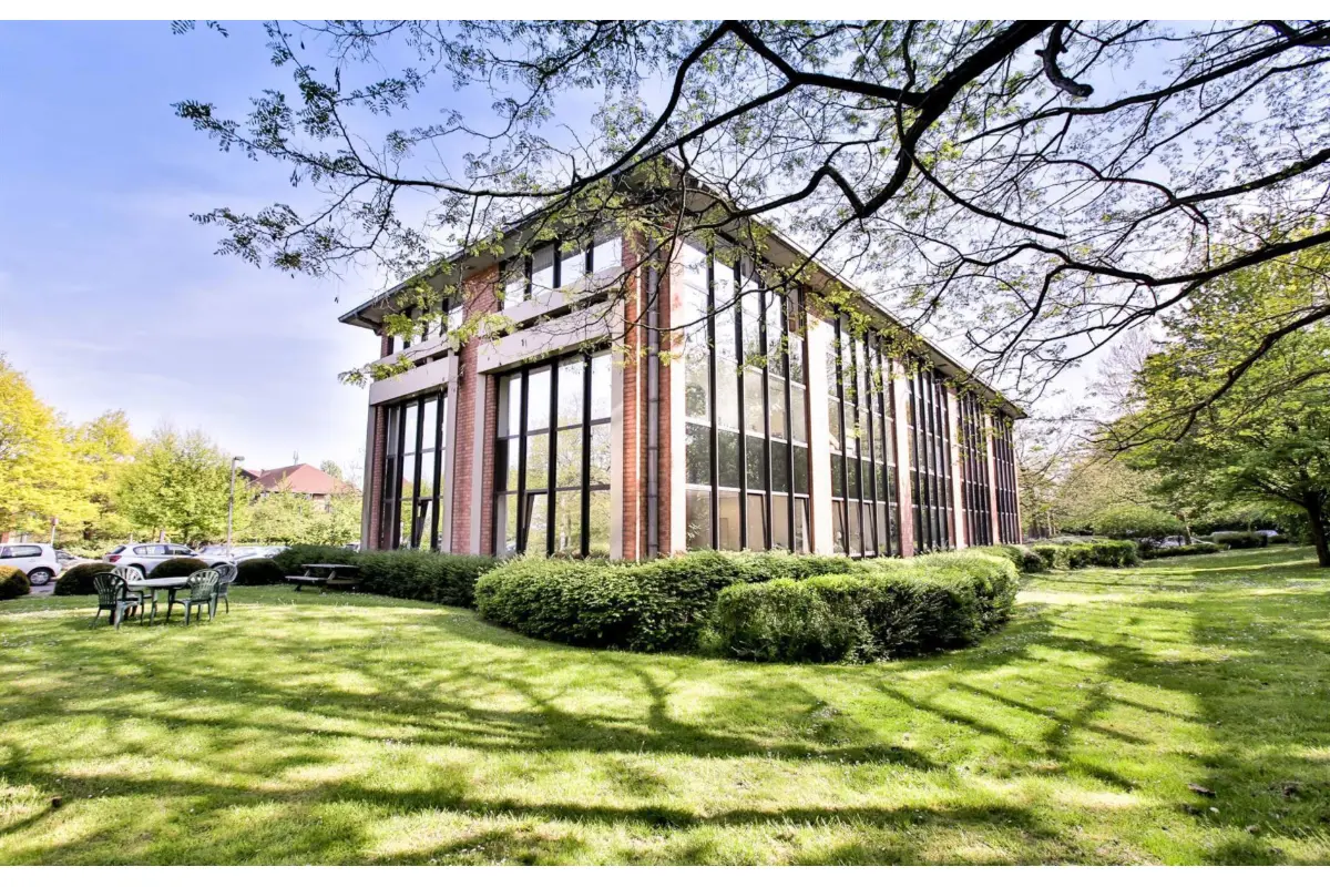 Handelszaak te  huur in Waterloo 1410 1925.00€  slaapkamers 210.00m² - Zoekertje 653373