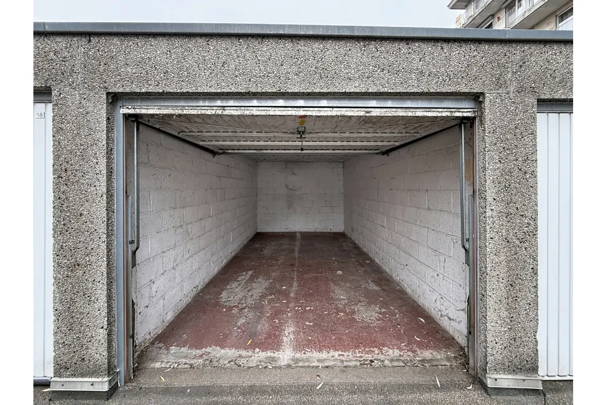 Parking & garage te  koop in Sint-Jans-Molenbeek 1080 25000.00€  slaapkamers m² - Zoekertje 654103