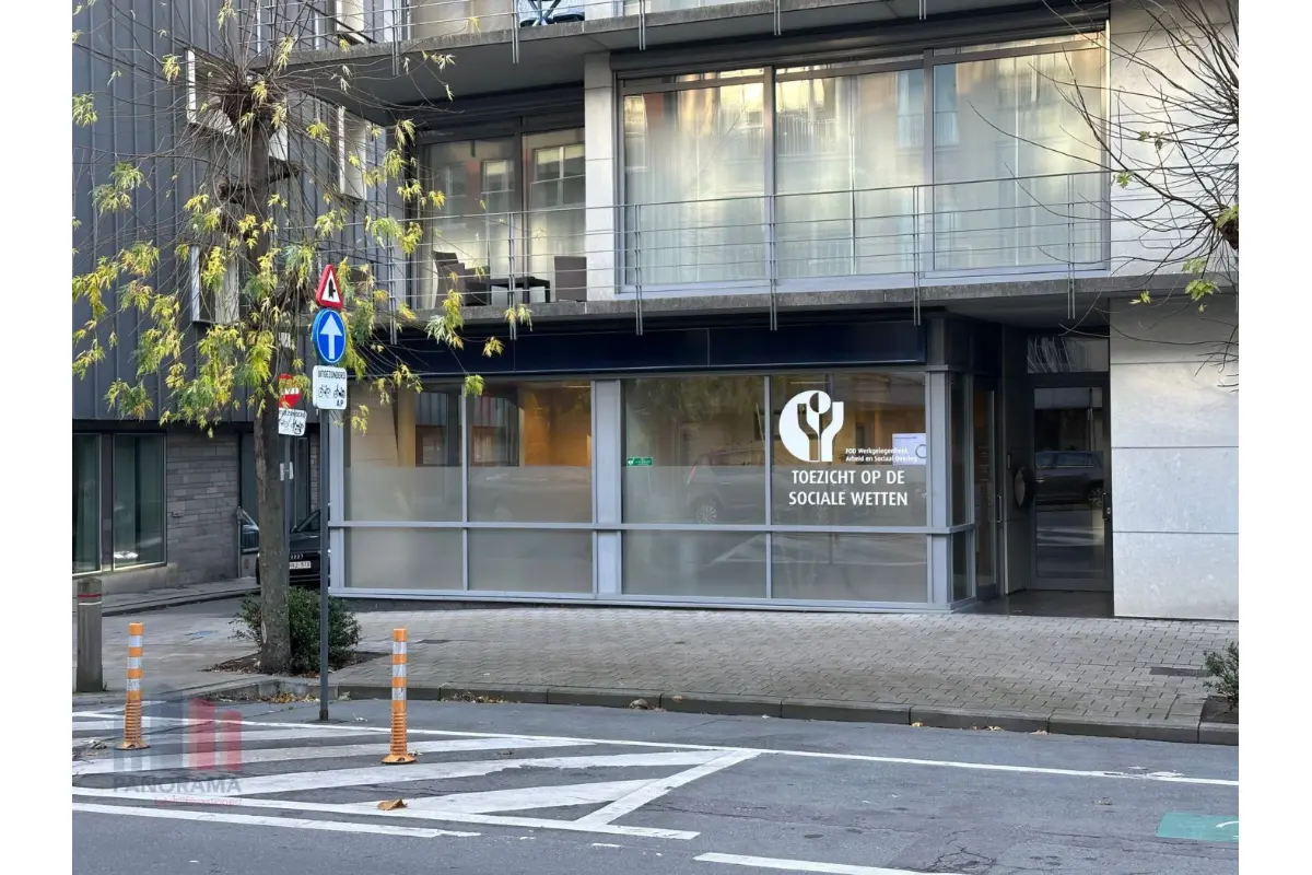 Handelszaak te  koop in Kortrijk 8500 830000.00€  slaapkamers 387.00m² - Zoekertje 660138