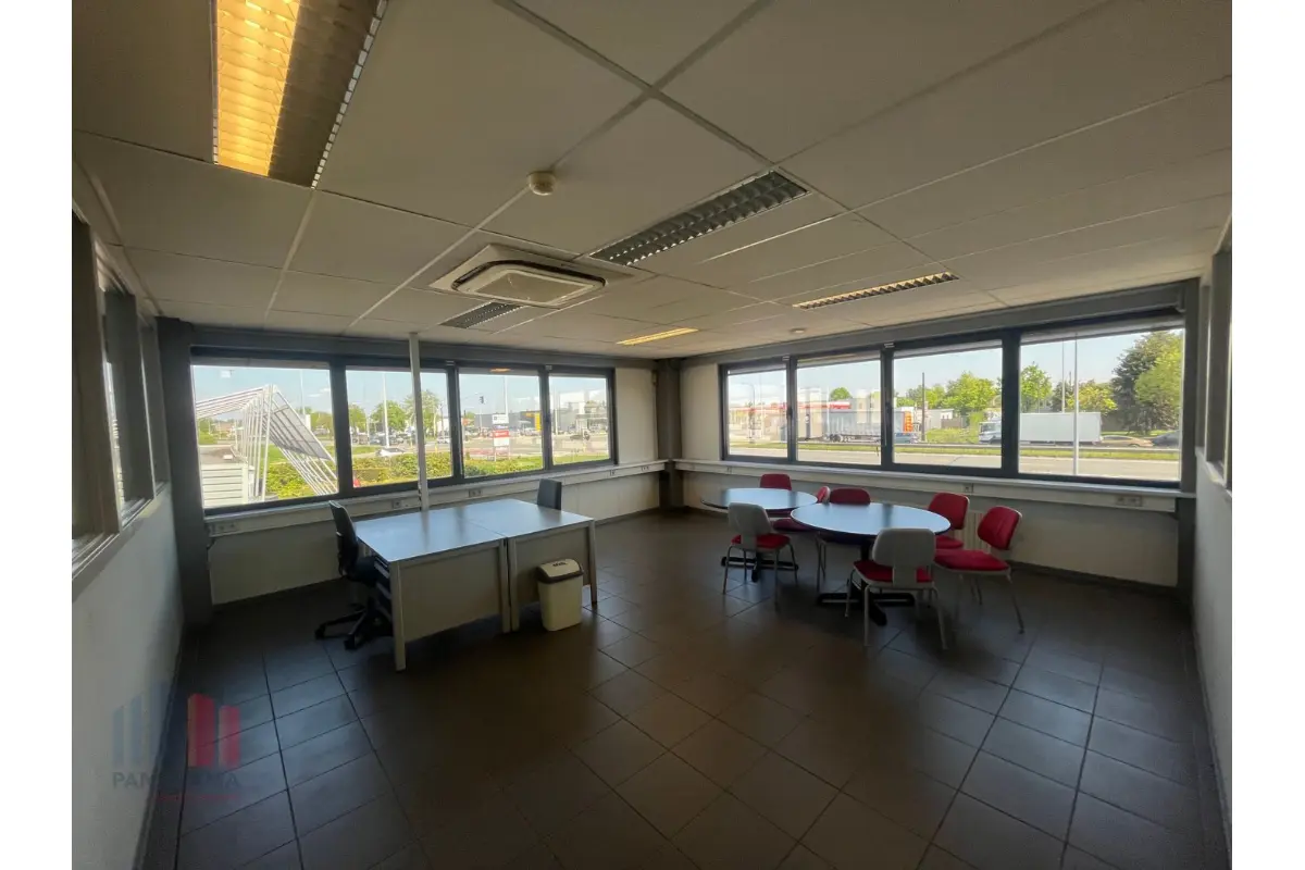 Handelszaak te  huur in Nazareth 9810 1493.00€  slaapkamers 224.00m² - Zoekertje 663533