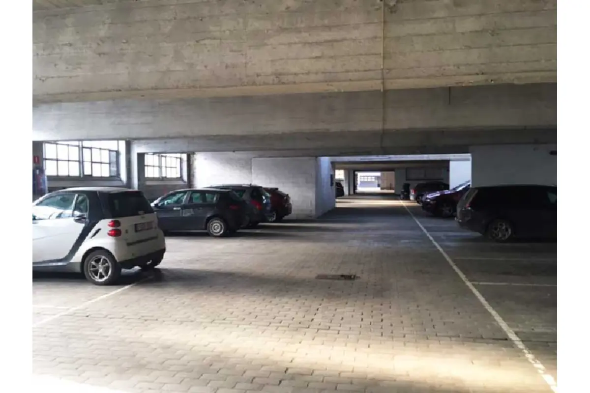Parking & garage te  huur in Elsene 1050 135.00€  slaapkamers m² - Zoekertje 666564
