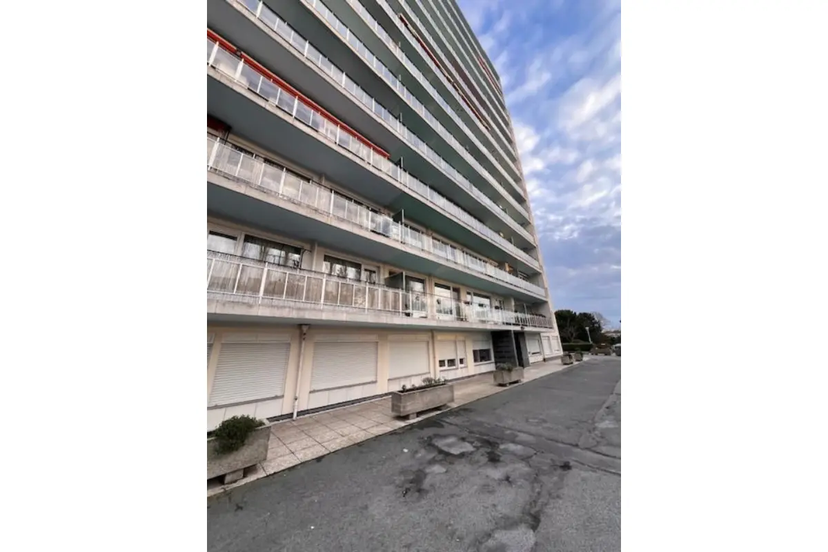 Box te  koop in Ukkel 1180 35000.00€  slaapkamers m² - Zoekertje 667219