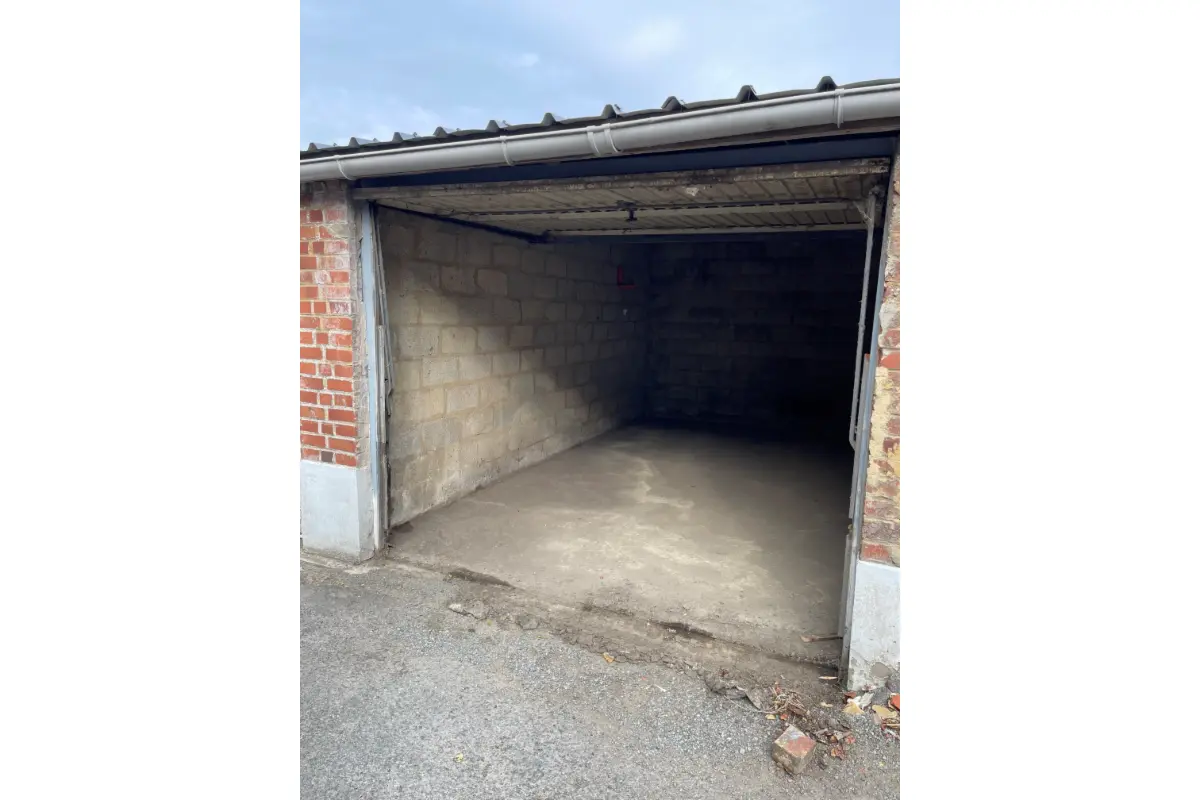 Parking & garage te  koop in 's-Gravenbrakel 7090 25000.00€  slaapkamers m² - Zoekertje 668526