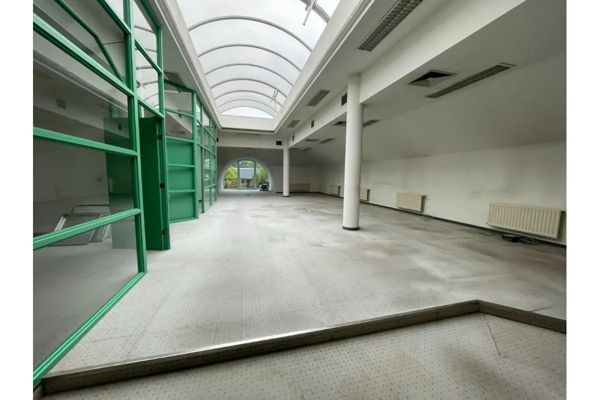 Handelszaak te  koop in Ruisbroek 1601 926000.00€  slaapkamers 932.00m² - Zoekertje 671632