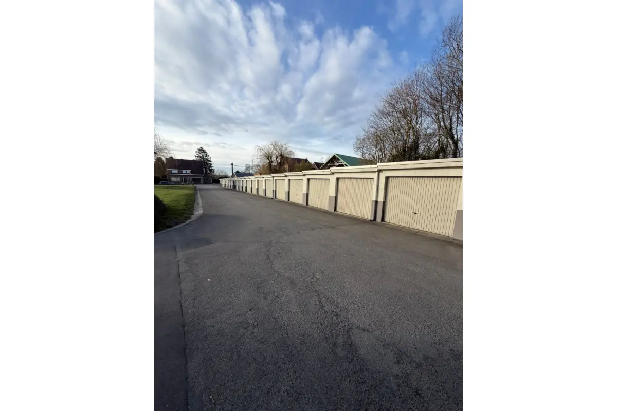 Parking & garage te  koop in 's-Gravenbrakel 7090 20000.00€  slaapkamers m² - Zoekertje 672810