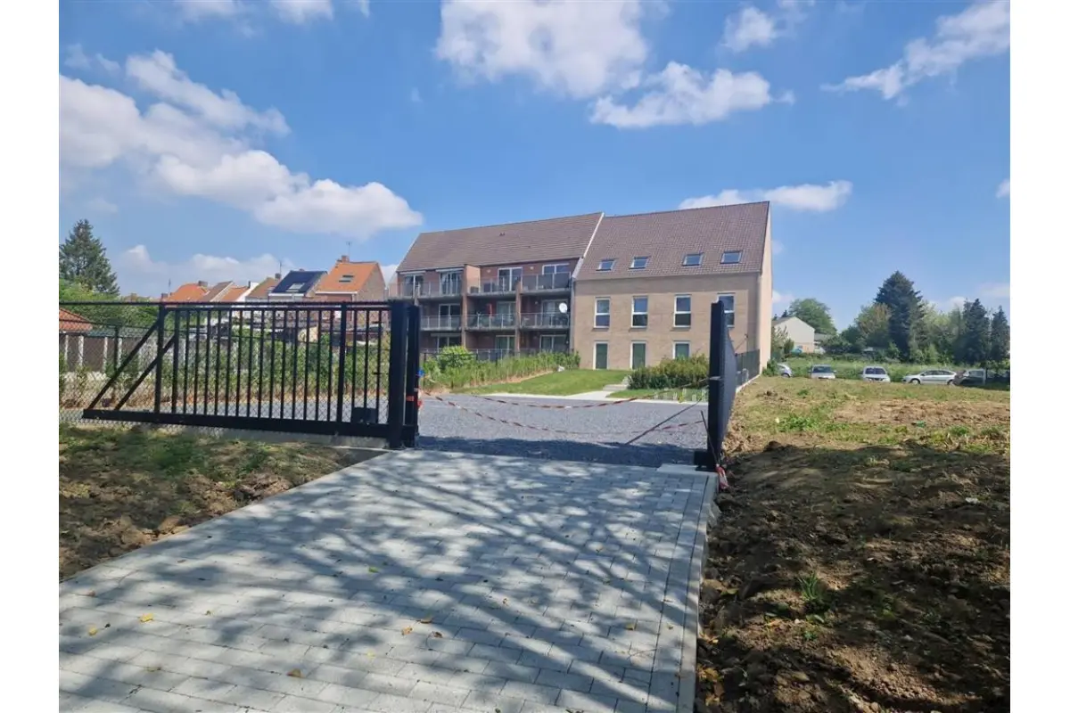 Parking & garage te  huur in Moeskroen 7700 60.00€  slaapkamers m² - Zoekertje 673626