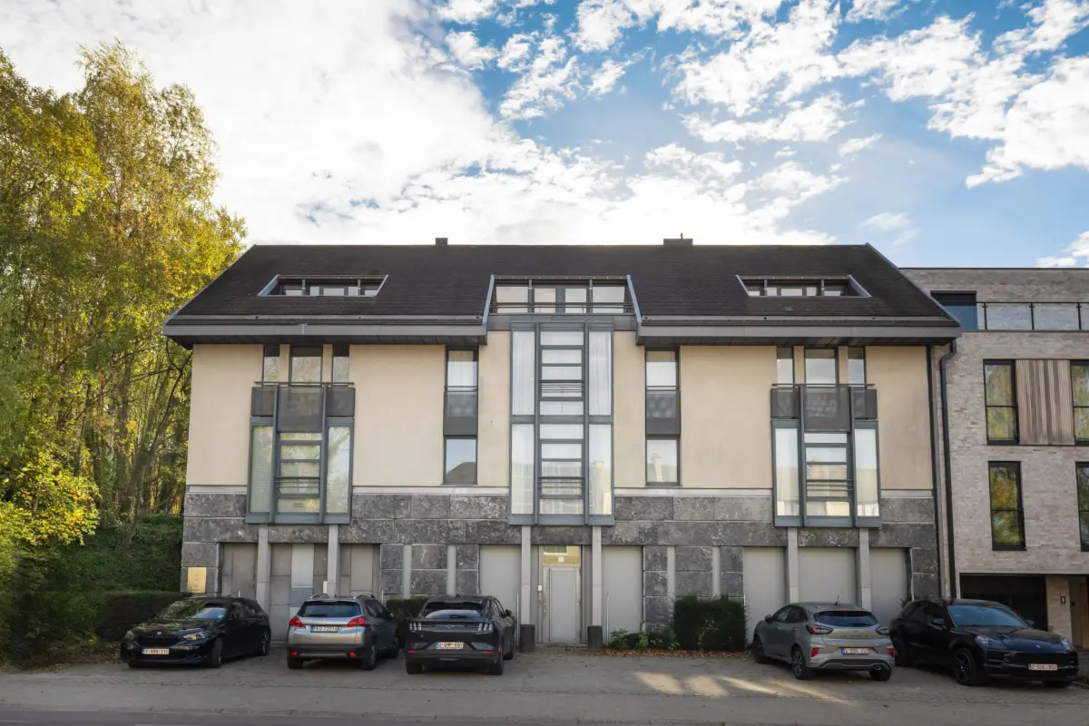 Handelszaak te  huur in Sint-Genesius-Rode 1640 3000.00€  slaapkamers 212.00m² - Zoekertje 677314