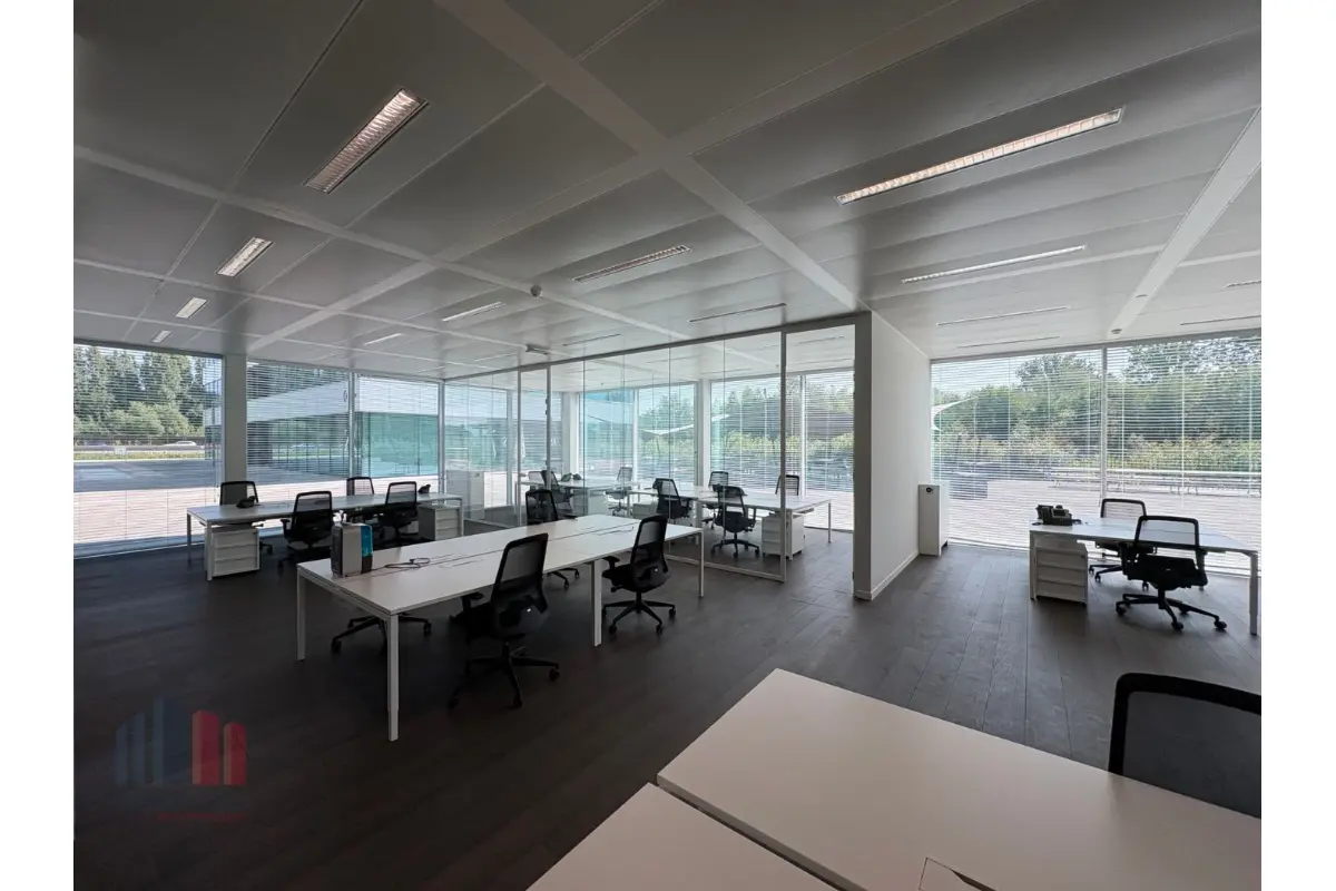 Handelszaak te  huur in Zwijnaarde 9052 33377.00€  slaapkamers 1292.00m² - Zoekertje 678454