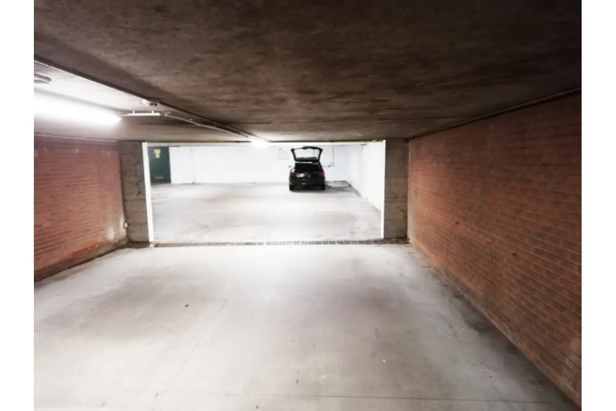 Parking à louer à Berchem-Sainte-Agathe 1082 75.00€  chambres m² - annonce 681698