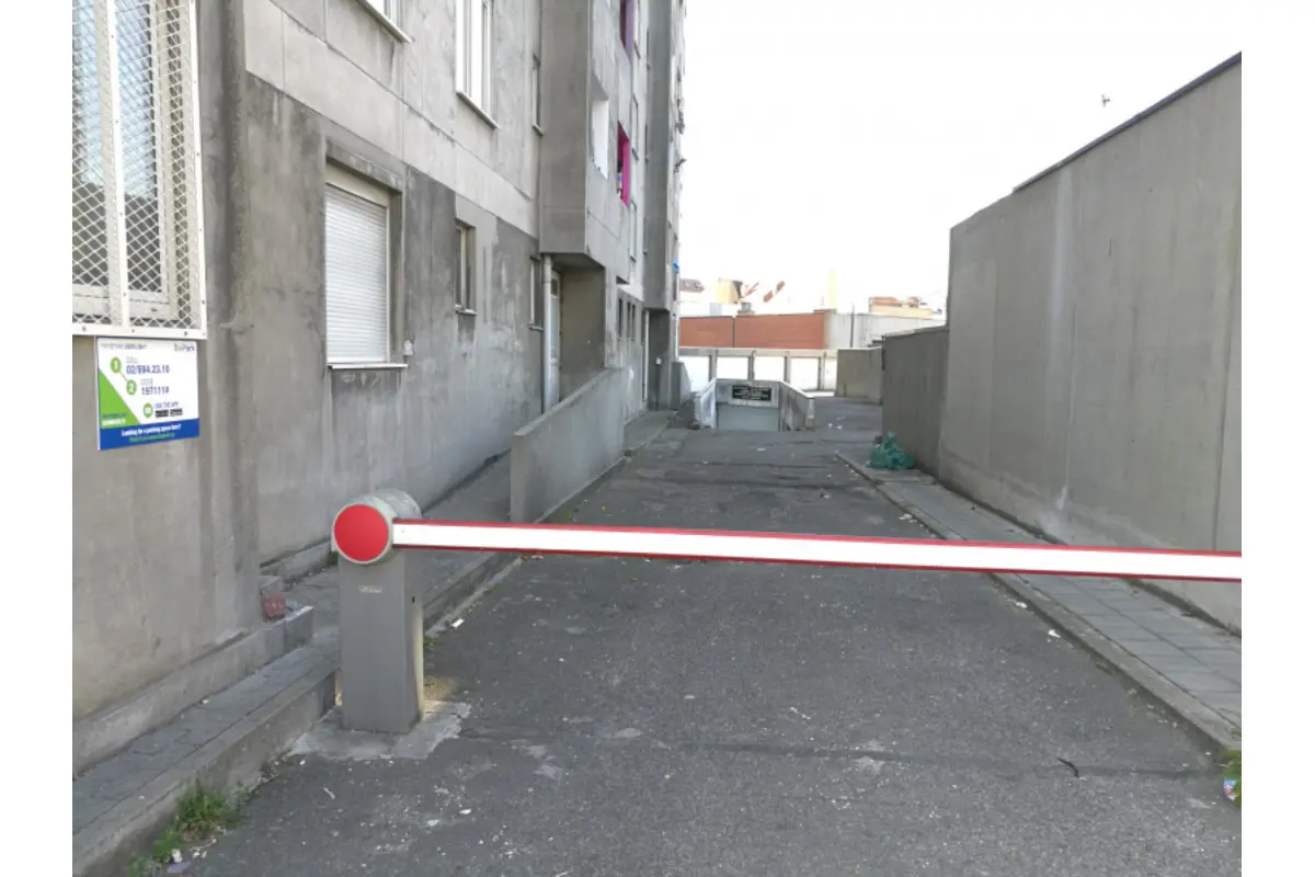 Parking & garage te  huur in Sint-Jans-Molenbeek 1080 74.00€  slaapkamers m² - Zoekertje 681667