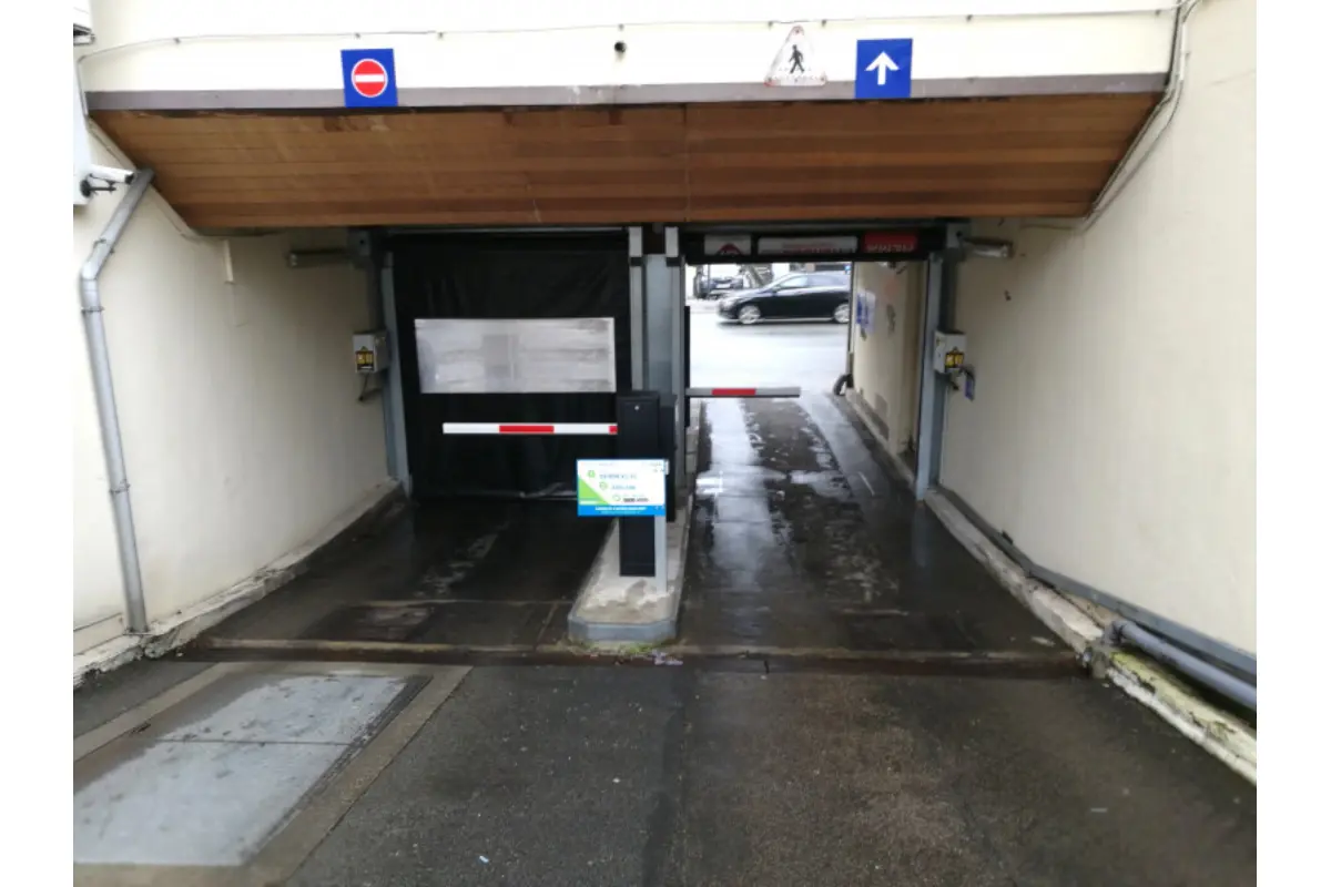 Parking & garage te  huur in Ukkel 1180 121.00€  slaapkamers m² - Zoekertje 681674