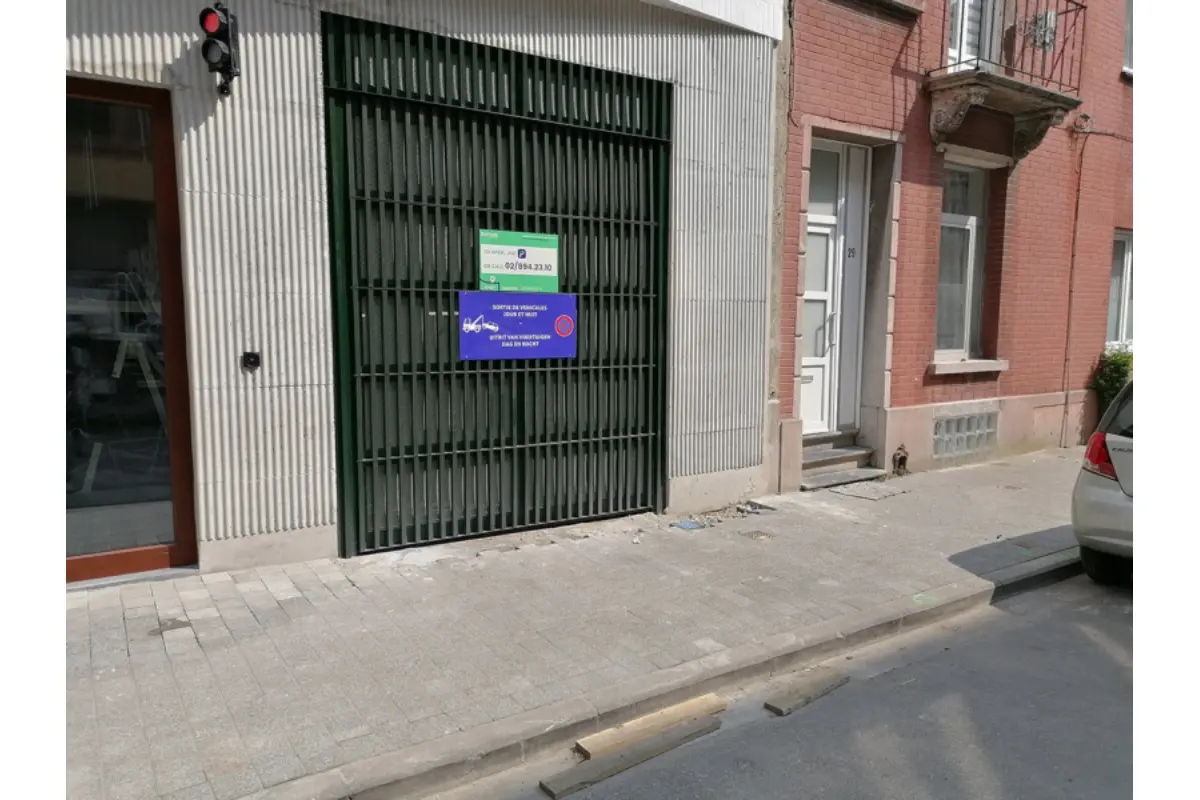 Parking & garage te  huur in Sint-Jans-Molenbeek 1080 109.00€  slaapkamers m² - Zoekertje 681799