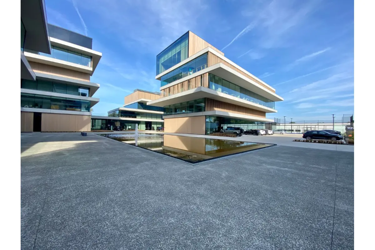 Handelszaak te  huur in Oostkamp 8020 3750.00€  slaapkamers 250.00m² - Zoekertje 683549