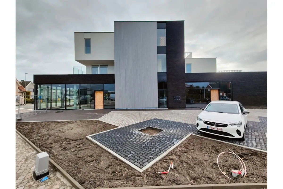 Handelszaak te  huur in Zedelgem 8210 5000.00€  slaapkamers 503.00m² - Zoekertje 683551