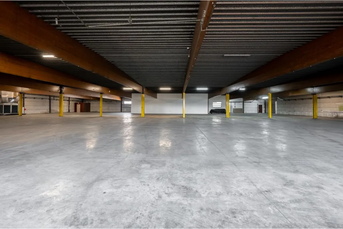 Handelszaak te  huur in Meulebeke 8760 4400.00€  slaapkamers 2100.00m² - Zoekertje 684528